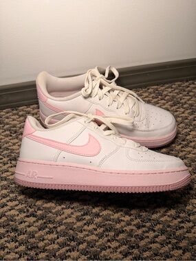 Nike Low-Top Air Force 1 in White and Light Pink